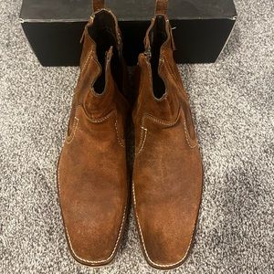 Suede Aldo boot perfect for fall. Size 11, smoke free home.